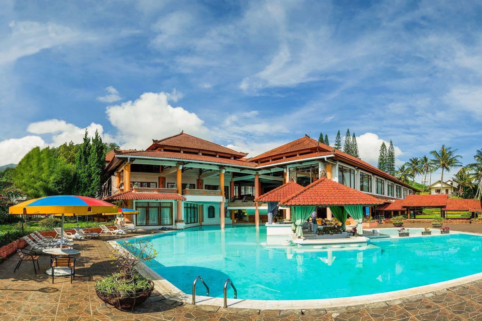 Royal Hotel And Villas Trawas Exteriör bild